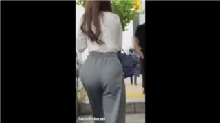 【お尻】階段を登るお姉さんのパンティーラインが出た桃尻をちょっとだけ盗撮