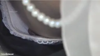 【胸チラ】結婚式場の受付で記帳する2人の女性の胸チラとパンティーを盗撮