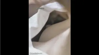 【胸チラ】電車でスマホに夢中なお姉さんの浮ブラ乳首チラを盗撮