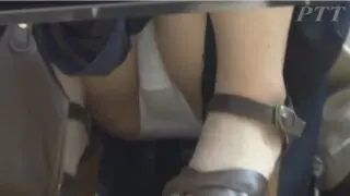 【パンチラ】レンタルビデオ屋で可愛い女子大生の純白パンティーを執拗に盗撮