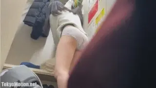 【着替え】更衣室で制服に着替える女子大生の姿を隠しカメラが盗撮成功